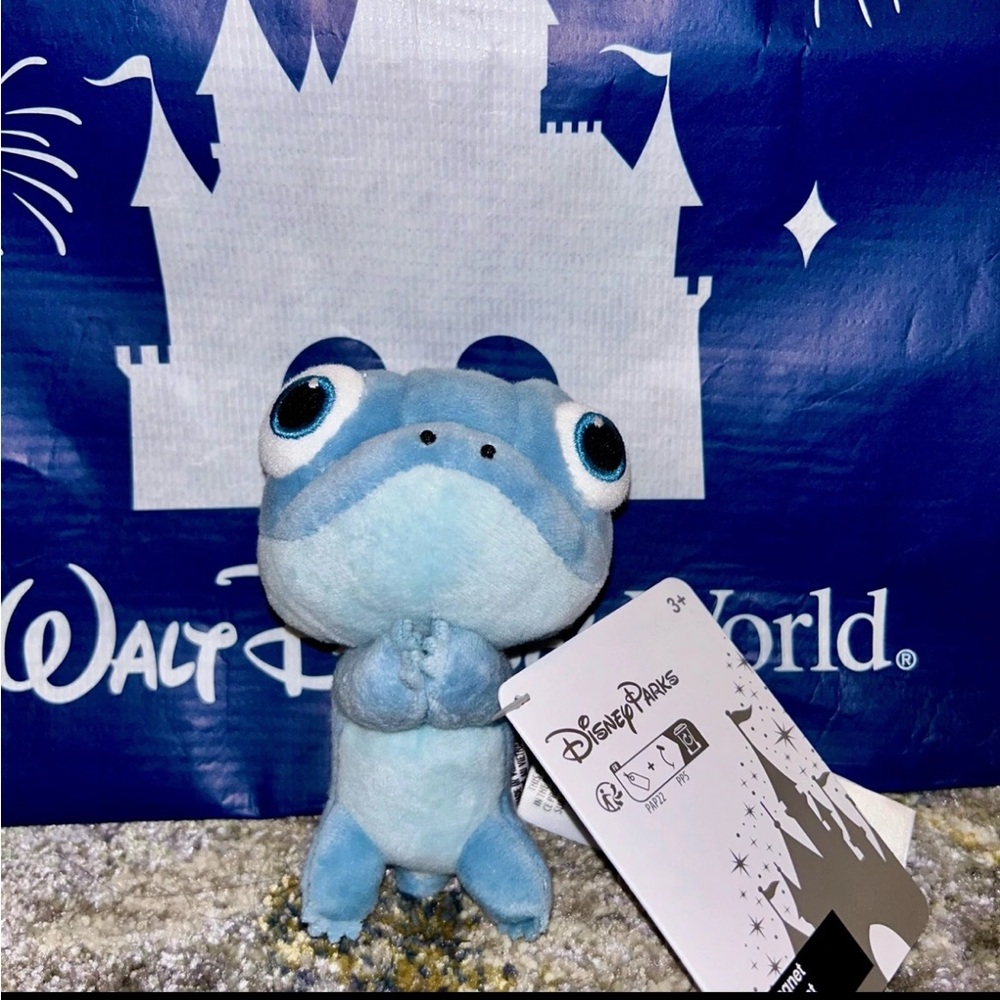 2025 Disney Parks Frozen Bruni Little Lizard Plush Bag Hugger Hand Magnet‎ NWT